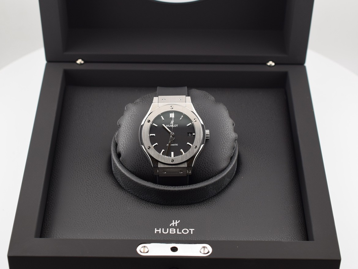 Classic Fusion 38mm black dial