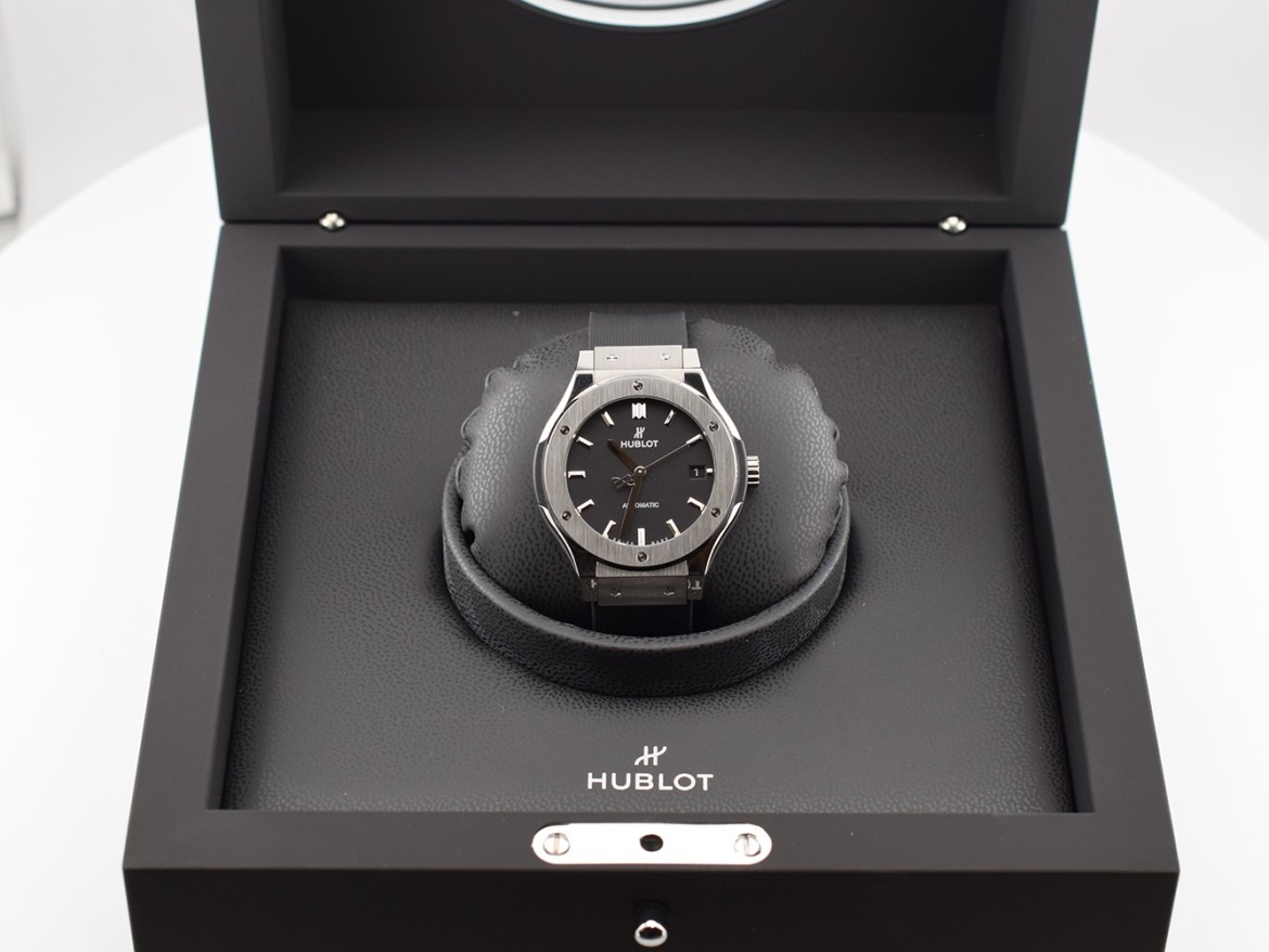 Classic Fusion 38mm black dial