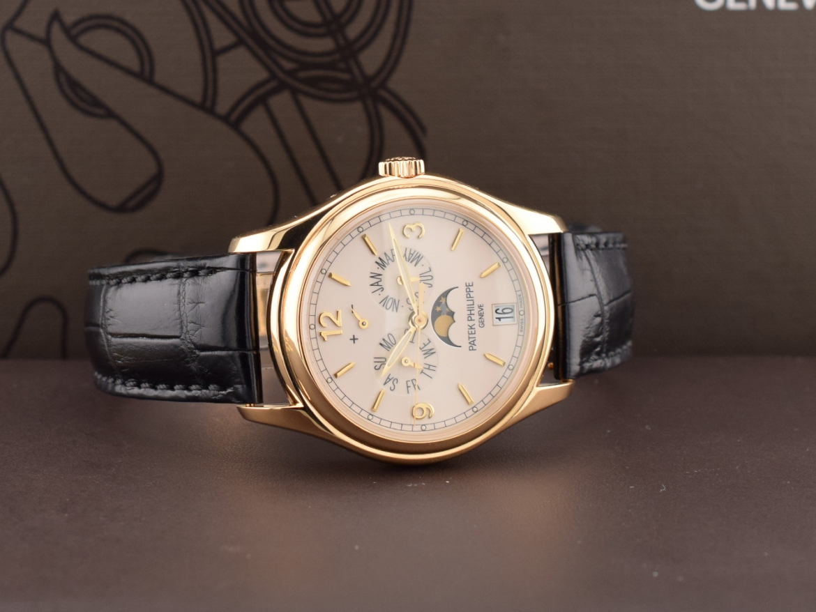 annual calendar yellow gold  full set - like new