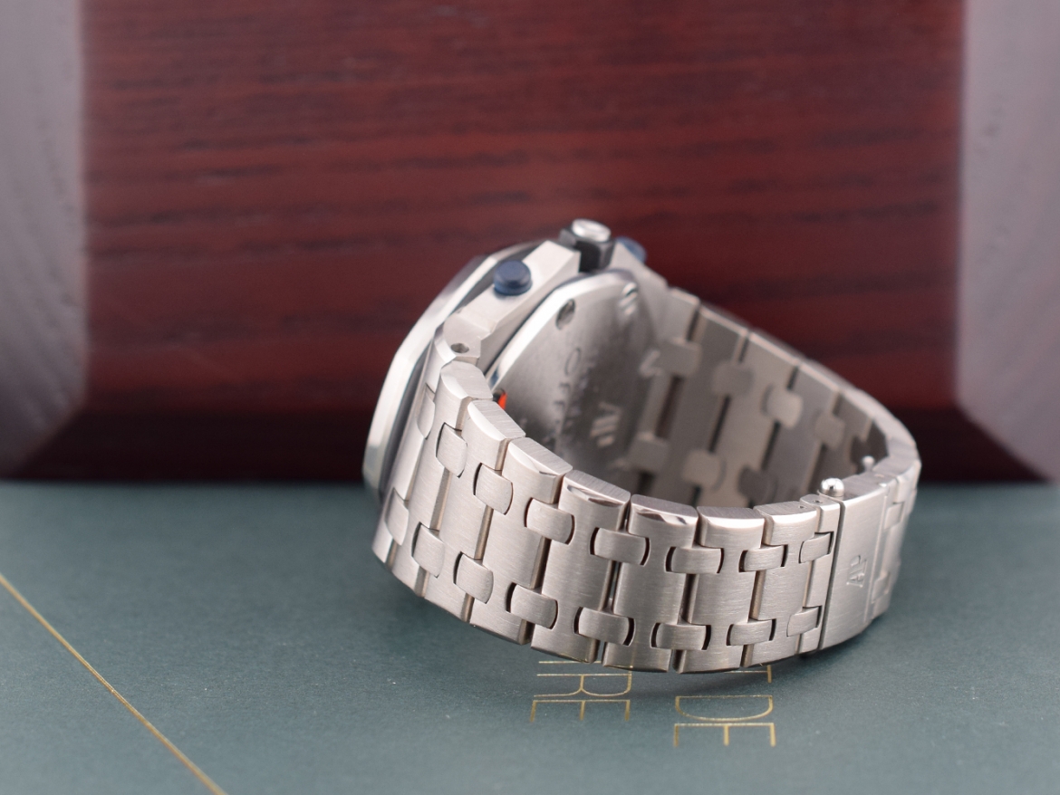 Chronograph Like new Extract