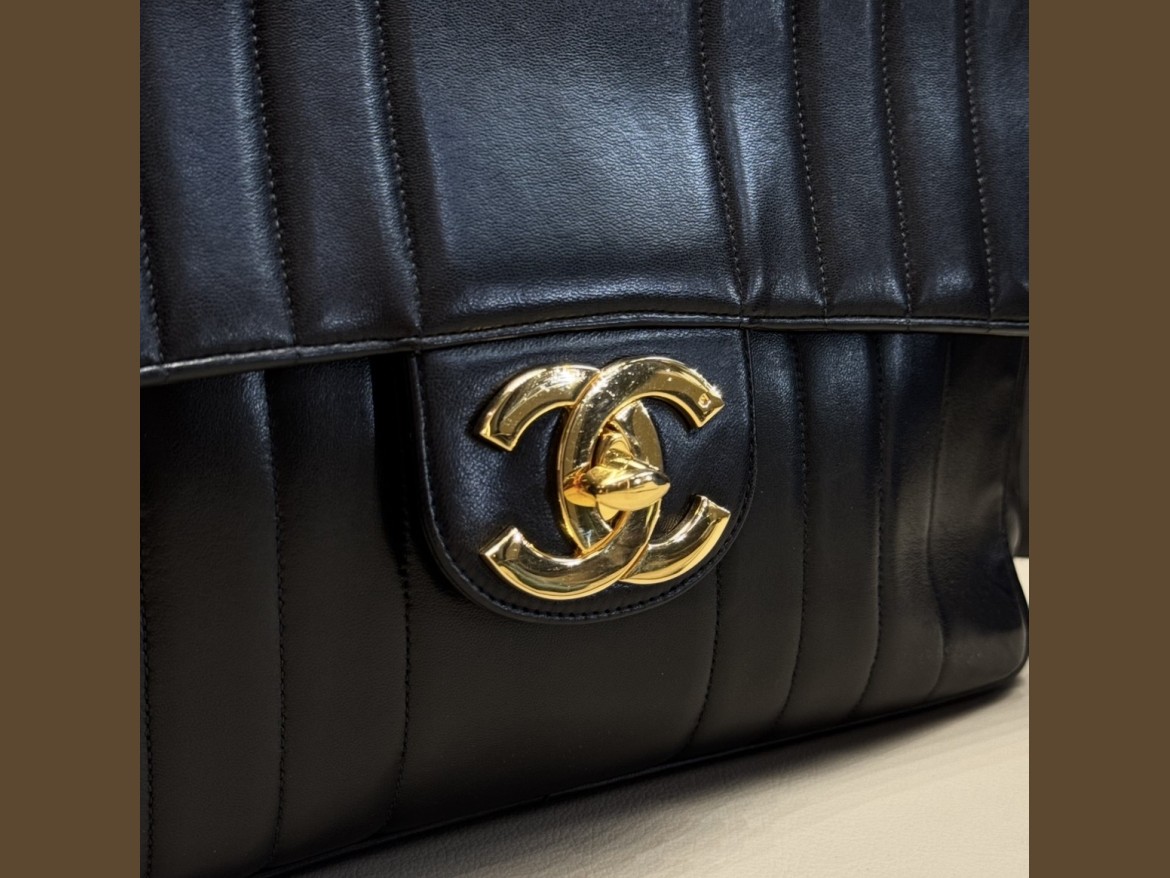 CHANEL BIG LOGO GRANDE